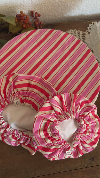 Charlotte Couvre-Plat en 3 tailles rayés rose rouge