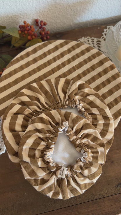 Charlotte Couvre-Plat en 3 tailles rayés beige marron